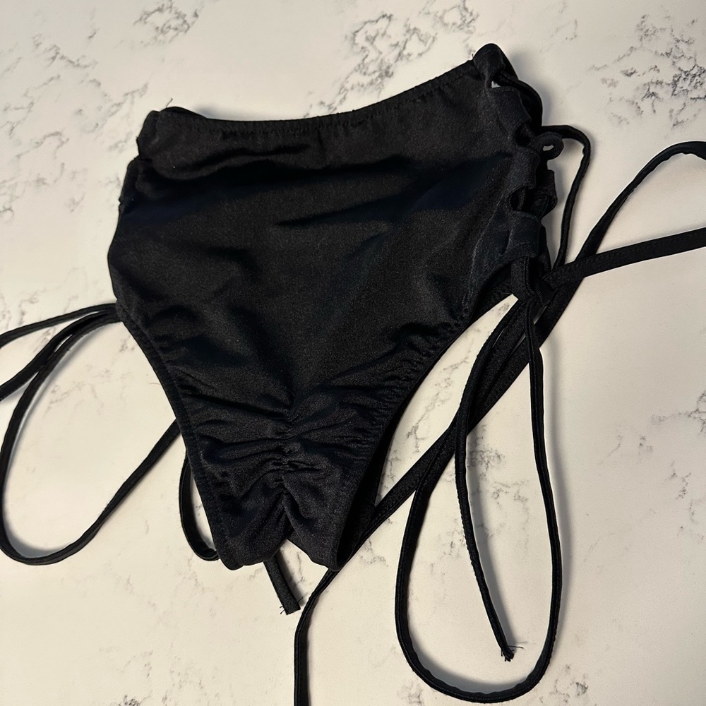 Side lace up bikini bottoms w/ scrunch